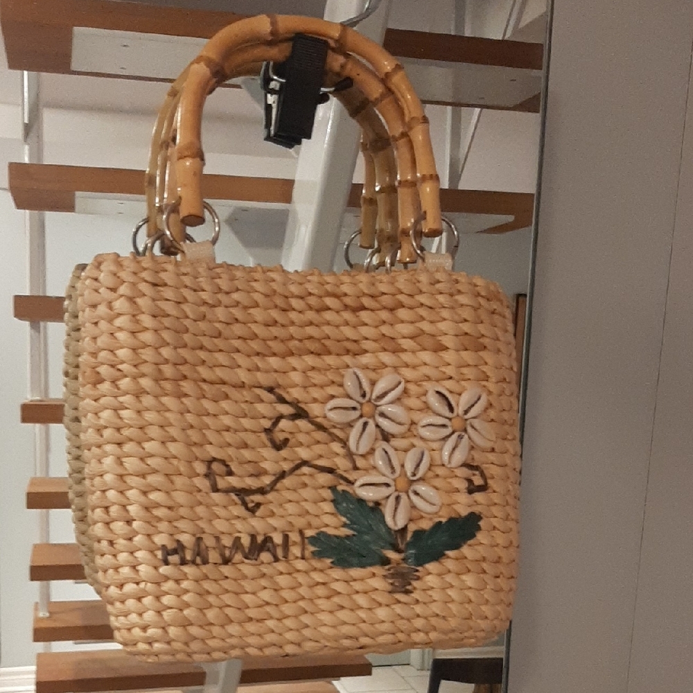 Sweet💗VINTAGE🏝HAWAII Natural Woven Tote with Bamboo Handles and Shell🐚Flowers